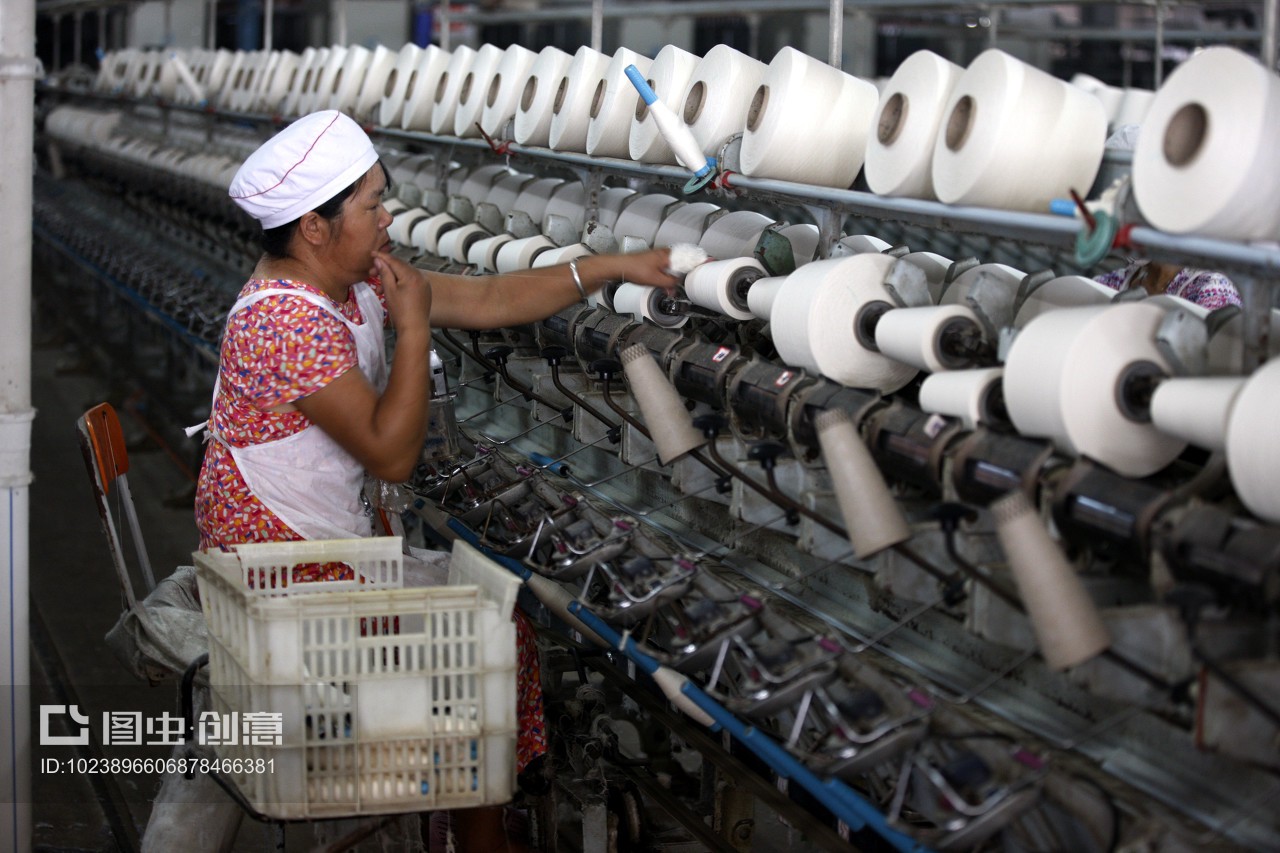 安徽省淮北市,啟鑫紡織廠的生產(chǎn)車間內(nèi),紡織女工加工出口的歐美地區(qū)的紡織品。